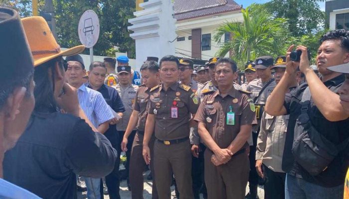 Tersangka Dugaan Korupsi Bansos Dikenakan Wajib Lapor Oleh Kejari Sampang