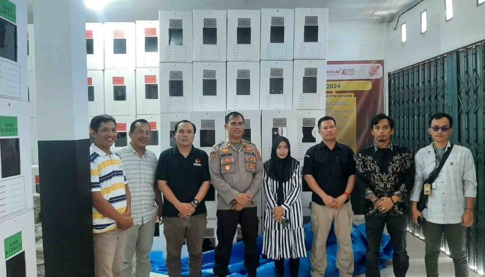 Polres Pesisir Barat Lakukan Pengamanan Pendistribusian Logistik Pemilu 2024 di Gudang Logistik KPU