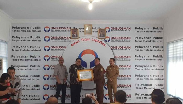 Pemerintah Pakpak Bharat Menerima Piagam Penghargaan Dari Ombudsman RI