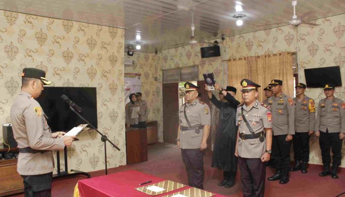 Kapolres Pesisir Barat Pimpin Upacara Sertijab Kabag Log Polres Pesisir Barat dan Kapolsek Pesisir Tengah