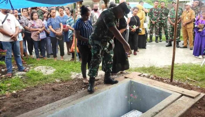 Dandim 1503 Tual Hadiri Pemakaman Istri Dari Serda Gerald Tanlain