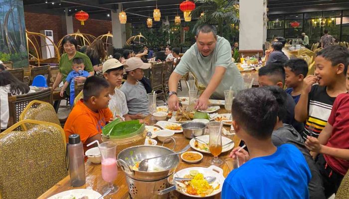 Bupati Pakpak Bharat Bersama Istri Menjamu Para Atlit Karate Pakpak Bharat di Salah Satu Restoran di Medan