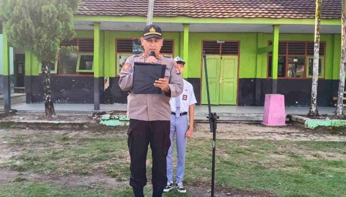 Kapolsek Pesisir Utara Menjadi Inspektur Upacara Bendera di SMAN 1 Lemong