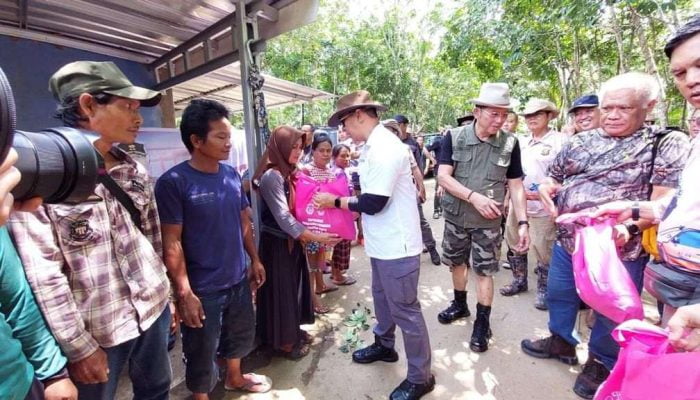 Komunitas Jeep & Kapolda Sumsel Berikan Bantuan Kepada Korban Banjir