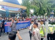 Ratusan Massa Geruduk Kantor Bupati Lahat