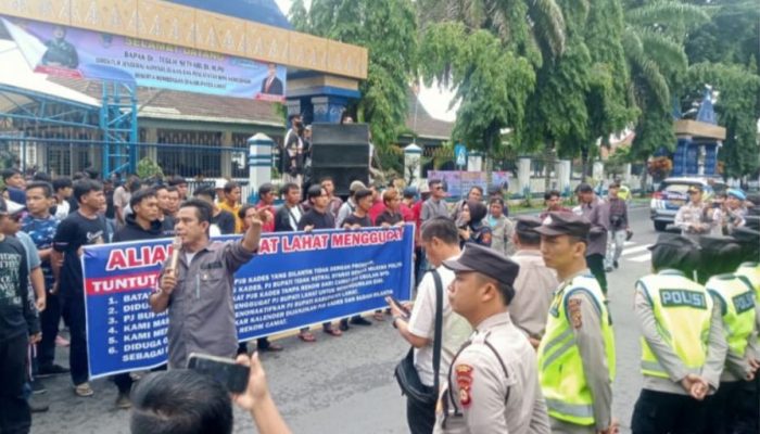 Ratusan Massa Geruduk Kantor Bupati Lahat