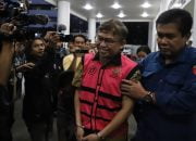 Jadi Tersangka, Eks GM PT Antam Tbk Tersenyum Saat Ditahan