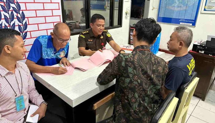 Pidsus Kejati Sulsel Serahkan 5 Tersangka Dugaan Korupsi Pada PT SI ke Penuntut Umum