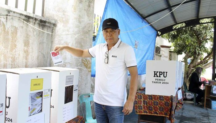 Kajati Sumut dan Jajaran Gunakan Hak Pilihnya di TPS 68 Jalan A.H Nasution Medan