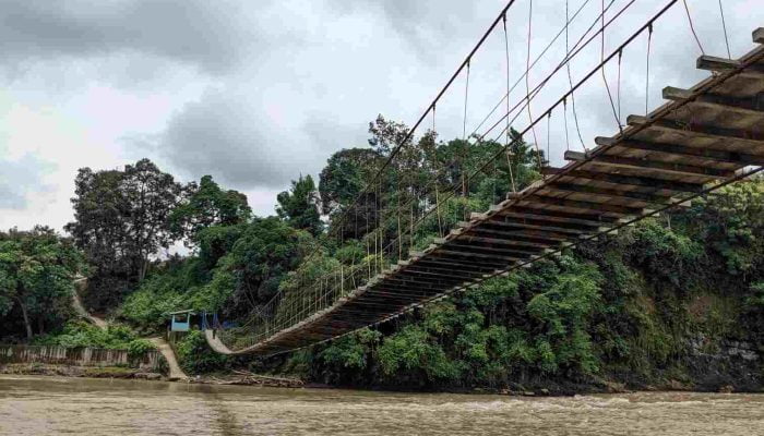Warga Desa Perigi Keluhkan Kondisi Akses Jalan Utama Jembatan Gantung