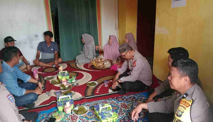 Polres Pesisir Barat Berikan Santunan Kepada Keluarga Pengawas TPS Yang Meninggal Dunia di Pekon Rata Agung