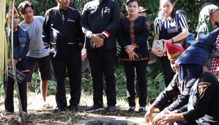 Masyarakat Kecamatan Pergetteng-Getteng Sengkut Melaksanakan Ritual Adat Menanda Tahun di Delleng Simenoto