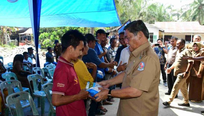 Bupati DS Hadiri Penyerahan Pupuk PT Lonsum
