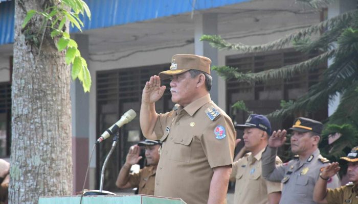Bupati DS Jadi Pembina Upacara Bendera SMA Negeri 1 Bangun Purba & Serahkan KTP Elektronik