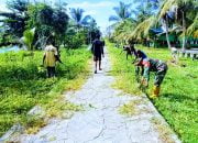 Gelar Jumat Bersih, Danramil 1503-04/Jerol Bersihkan Lingkungan dan Jalan di Desa Kabalukin Aru