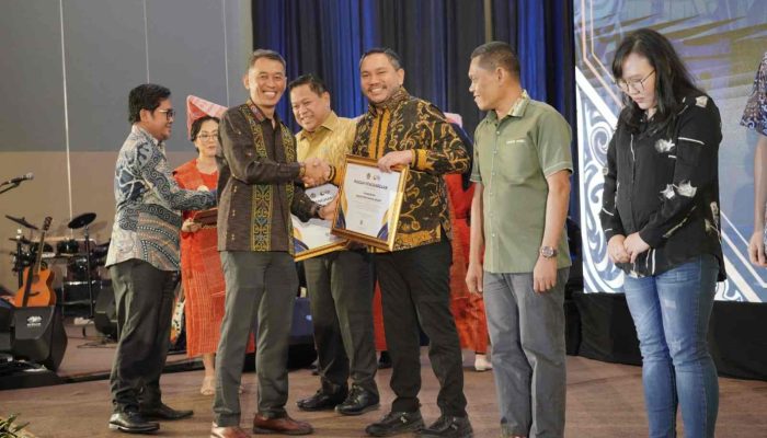 Bupati Pakpak Bharat Terima Penghargaan Dari DJP Sumut II
