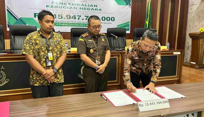 Kejari Langkat Terima Pengembalian Kerugian Negara Perkara Korupsi Pengelolaan Dana PPKS