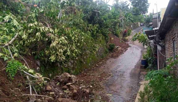 Warga Manyaran Semarang Barat Keluhkan Penanganan PDAM Tangani Tanah Longsor
