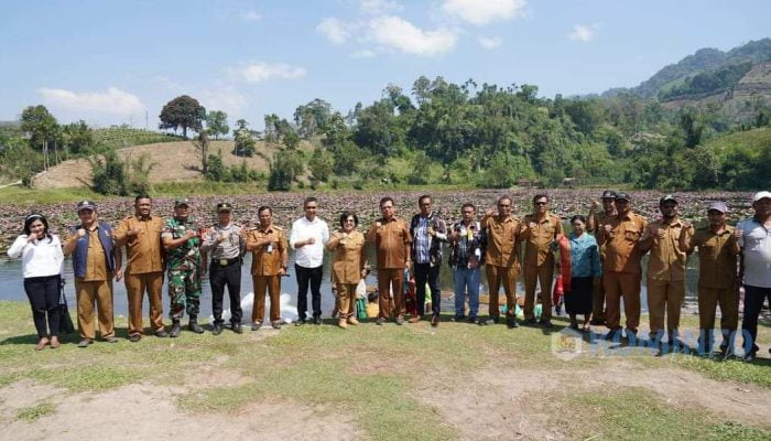 Bupati Karo dan Wakil Bupati Karo Tebar Benih Ikan Nila