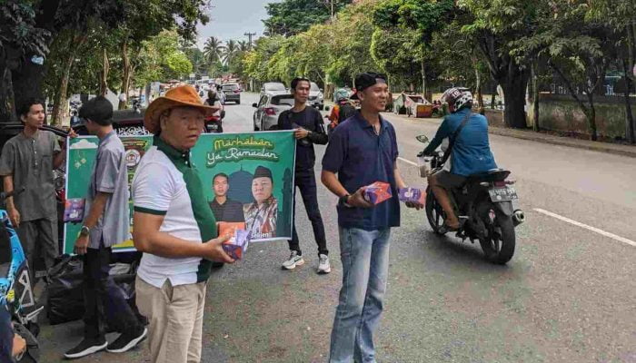 Organisasi Pers DPC AKPI Lahat Berbagi Takjil di Bulan Ramadhan 1445 H 