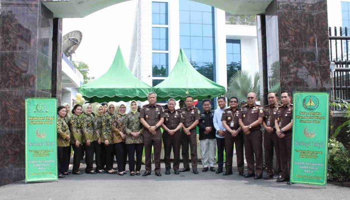Baksos Berkah Ramadan, Kejati Sumut Bagi-Bagi Takjil Kepada Masyarakat