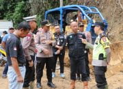 Kapolres Lampung Barat Cek Lokasi Longsor do KM 17, BPJN & PT.SUBANUS Upayakan Jalan Dapat Dilalui Pada H-10 Lebaran