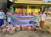 Pemdes Bersama PKK Desa Panyepen Berbagi Takjil ke Pengendara