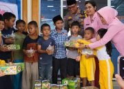 Kapolres bersama Wakapolres Taput Bagi Takjil di Masjid Raya dan Masjid Hati Nurani