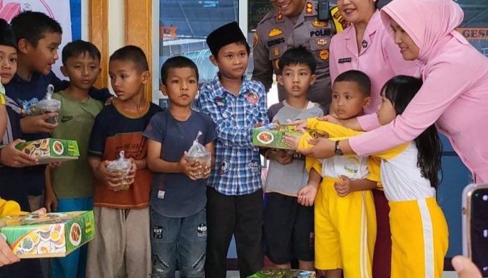 Kapolres bersama Wakapolres Taput Bagi Takjil di Masjid Raya dan Masjid Hati Nurani