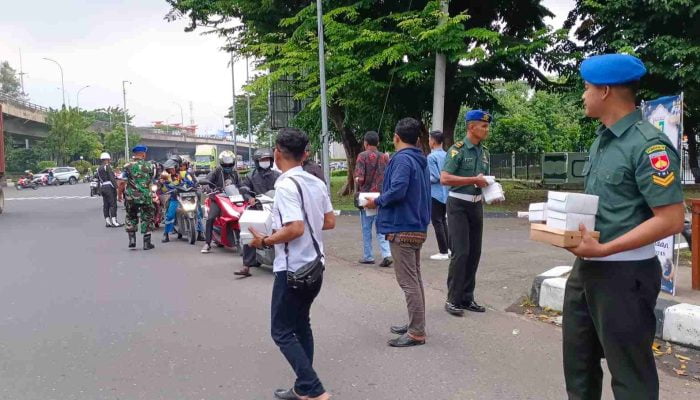 Semarak Ramadhan, Pomdam IV/Diponegoro Bersama Tim Awak Media Tribun Tipikor Korwil Jateng Tebar Kebaikan Dengan Berbagi Takjil Kepada Masyarakat