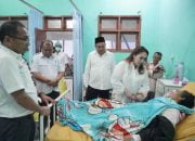 Bupati Pakpak Bharat Bagikan Ratusan Parcel di RSUD Salak