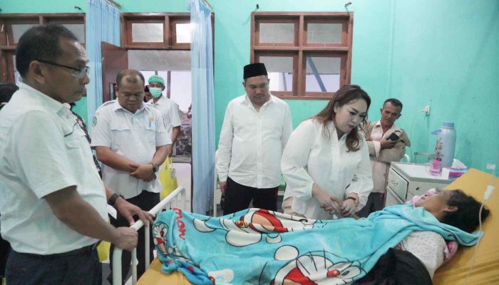 Bupati Pakpak Bharat Bagikan Ratusan Parcel di RSUD Salak