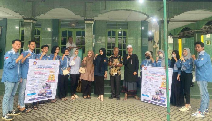 Berbagi Kebahagiaan di Bulan Ramadhan, HMA Dharmawangsa Bersama Media Datapost.id Bagikan Takjil ke Masyarakat