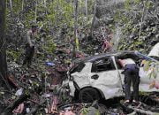 Personil Pos Pam Lemong Evakuasi Korban Kecelakaan Tunggal di Tanjakan Tebing Batu Manula