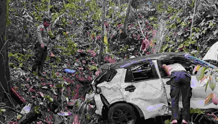 Personil Pos Pam Lemong Evakuasi Korban Kecelakaan Tunggal di Tanjakan Tebing Batu Manula
