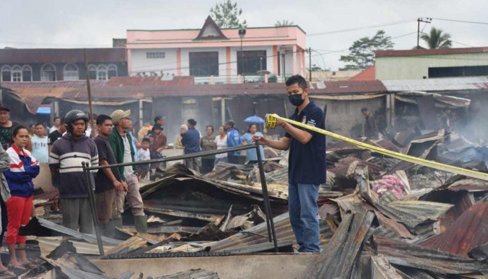 Polres Taput Olah TKP Kebakaran Pasar Tarutung, Kerugian Ditaksir miliaran Rupiah