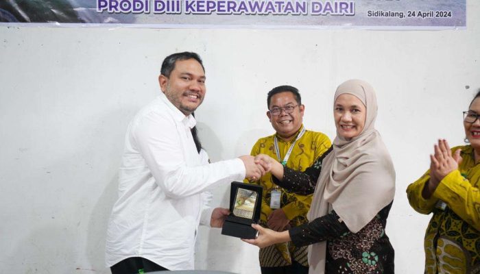 Bupati Pakpak Bharat Serahkan Bantuan Beasiswa Mahasiswa Poltekes Negeri Medan di Kampus Dairi
