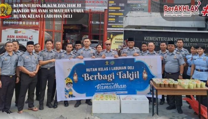 Semarak Ramadhan dan Peringatan HBP ke 60, Karutan Labuhan Deli Bagikan Takjil Kepada Masyarakat dan Pengendara
