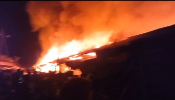 Ratusan Kios di Pasar Tarutung Ludes Terbakar