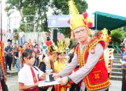 Dalam Peringatan Hardiknas 2024, Kapolres Nias Selatan Serahkan Piagam kepada Siswa dan Guru Berprestasi
