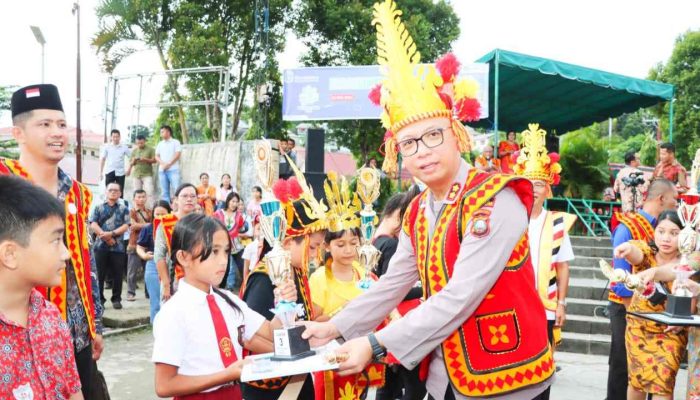 Dalam Peringatan Hardiknas 2024, Kapolres Nias Selatan Serahkan Piagam kepada Siswa dan Guru Berprestasi