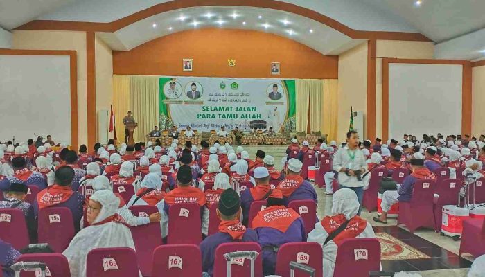 Lepas Keberangkatan CJH Asal Madina, Ini Pesan Kakanwil Kemenag Sumut
