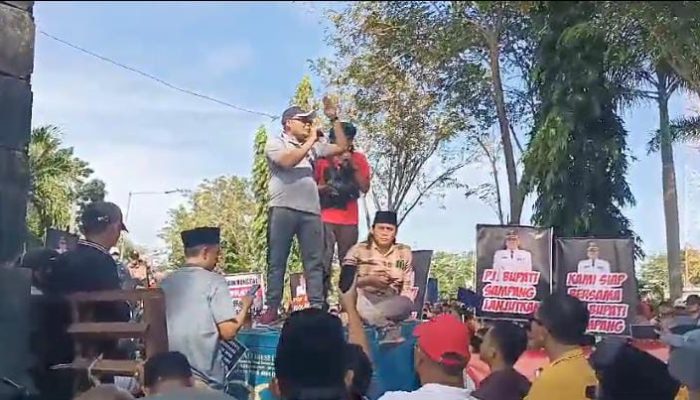 Ribuan Masyarakat Gelar Aksi Damai Didepan Kantor Pemkab Sampang