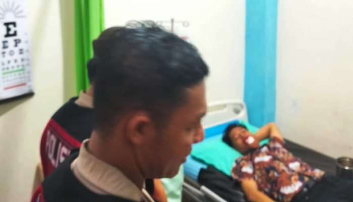 Unit Turjawali Sat Samapta Polres Nias Selatan Bantu Seorang Pria yang Tergeletak di Jalan