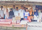 Bupati Pesisir Barat Serahkan Bantuan Korban Tenggelam di Pekon Bangun Negara