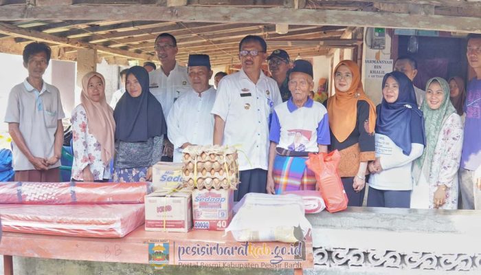 Bupati Pesisir Barat Serahkan Bantuan Korban Tenggelam di Pekon Bangun Negara