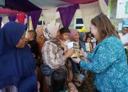 Ketua TP PKK Pakpak Bharat Bagikan Paket Makanan di Puskesmas Sibande