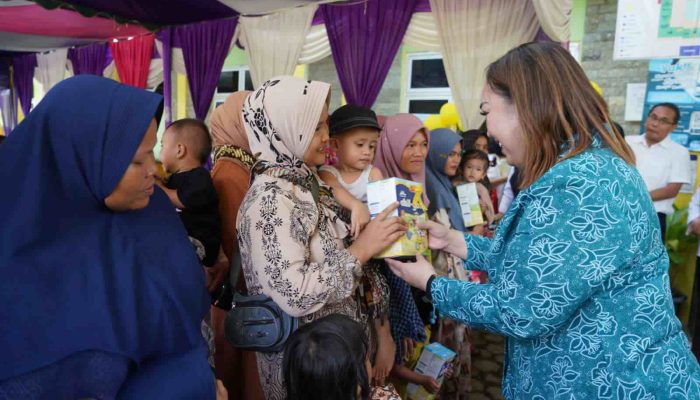 Ketua TP PKK Pakpak Bharat Bagikan Paket Makanan di Puskesmas Sibande