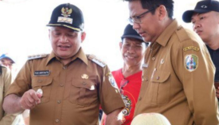 Pj Bupati Sampang Bersama Dinas Pertanian Tinjau Gerakan Pangan Murah di Alun-Alun Trunojoyo