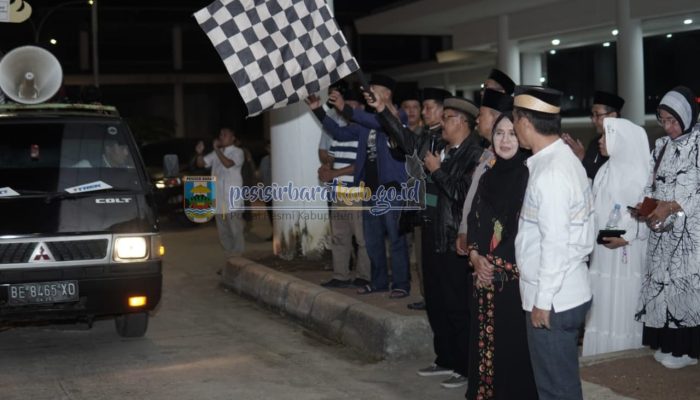 Bupati Pesisir Barat Lepas Rombongan Pawai Takbir Keliling Sambut Hari Raya Idul Adha 1445 H